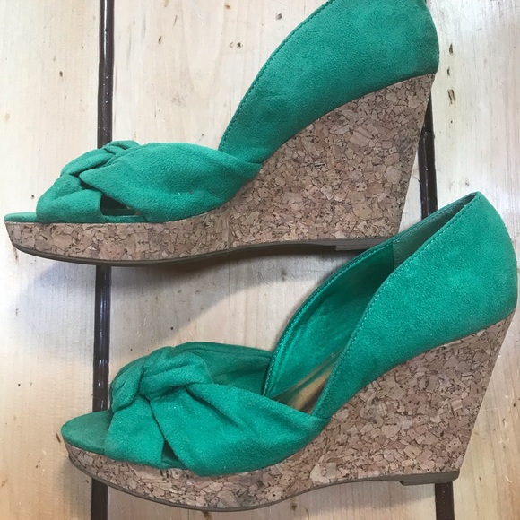 Peep toe green suede wedge. - Picture 3 of 4